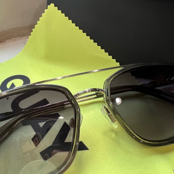 Quay Getaway Unisex Sunglasses - Picture 4 of 6